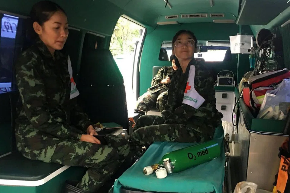 SIAP MEMBANTU: Medik bersiap dalam sembilan ambulans di luar pintu gua Tham Luang sedang operasi menyelamat dijalankan semalam. - Foto REUTERS