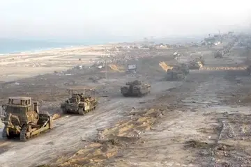 PERTIKAIAN BERTERUSAN: Gambar merakam tentera Israel dengan kereta kebal yang dihantar ke Gaza.