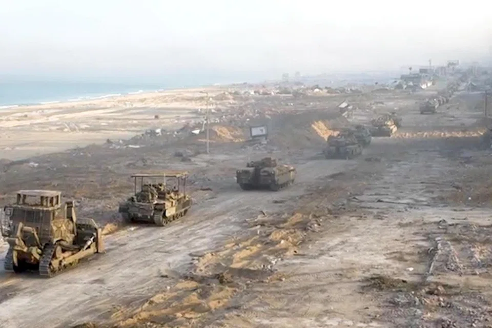 PERTIKAIAN BERTERUSAN: Gambar merakam tentera Israel dengan kereta kebal yang dihantar ke Gaza.