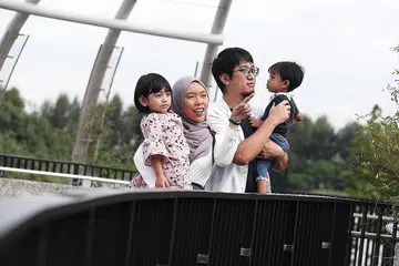 ALU-ALUKAN TOKOKAN CDA: Cik Zakiah Fatin mengalu-alukan tokokan ke CDA anak-anaknya kerana ia bakal membantu meringankan beban kewangan keluarga mereka. Bergambar bersama ialah suami, Encik Syamil Dasuki Osman, dan dua anak mereka, Syairah Husna Syamil Dasuki (kiri) dan Faqih Hamzah Dasuki Syamil Dasuki. - Foto BH oleh KELVIN CHNG
