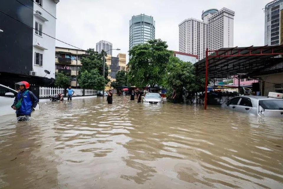 Banjir kilat di Kuala Lumpur menenggelamkan rumah dan kediaman penduduk.