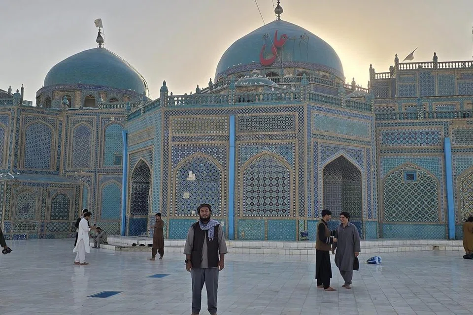 Encik Fadli Abdullah berkunjung ke Masjid Biru di Mazar-i-Sharif, Afghanistan.