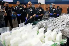 Ketua Polis Selangor, Datuk Shazeli Kahar (empat dari kiri), menunjukkan rampasan dadah jenis syabu dan bunga ganja pada sidang media di Ibu Pejabat Polis Kontinjen Selangor, Shah Alam. 