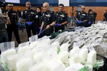 Ketua Polis Selangor, Datuk Shazeli Kahar (empat dari kiri), menunjukkan rampasan dadah jenis syabu dan bunga ganja pada sidang media di Ibu Pejabat Polis Kontinjen Selangor, Shah Alam. 