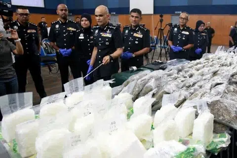 Ketua Polis Selangor, Datuk Shazeli Kahar (empat dari kiri), menunjukkan rampasan dadah jenis syabu dan bunga ganja pada sidang media di Ibu Pejabat Polis Kontinjen Selangor, Shah Alam. 