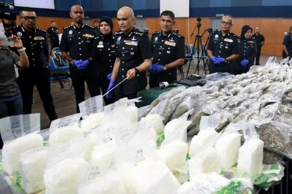 Ketua Polis Selangor, Datuk Shazeli Kahar (empat dari kiri), menunjukkan rampasan dadah jenis syabu dan bunga ganja pada sidang media di Ibu Pejabat Polis Kontinjen Selangor, Shah Alam. 