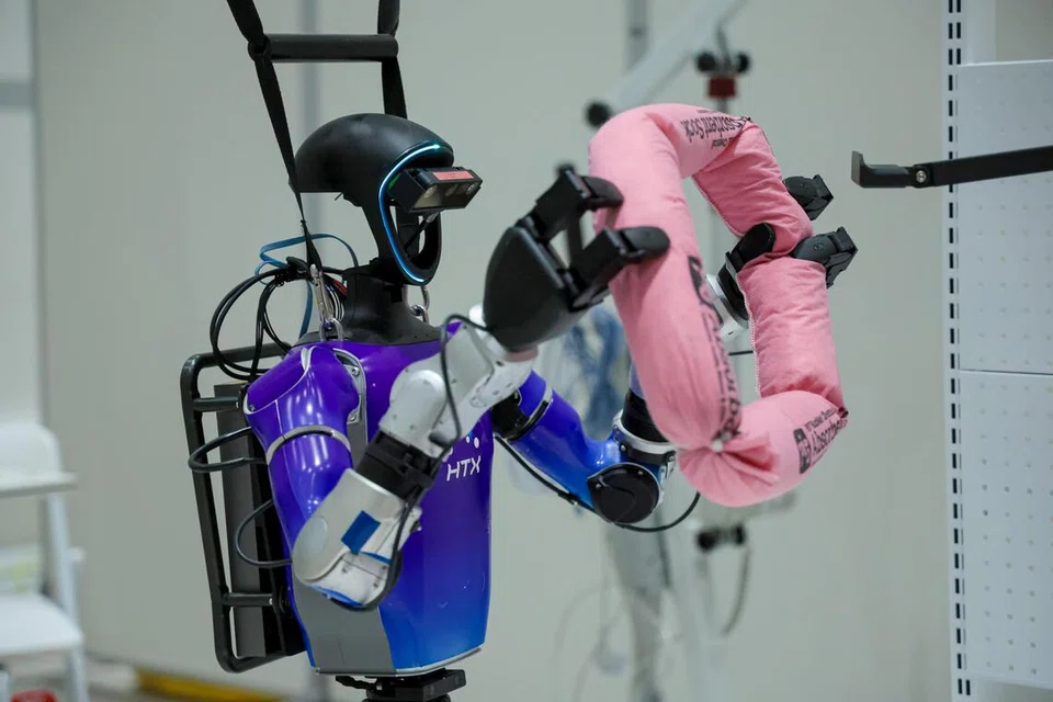 Robot humanoid menunjukkan bagaimana ia mengendalikan tumpahan bahan kimia di Pusat Robotik Humanoid Home Team (H2RC) pada 30 September.