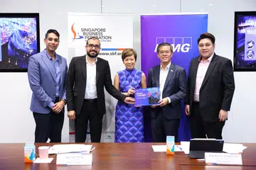BANTU PENIAGA: Persekutuan Perniagaan Singapura (SBF) dan KPMG Singapura mengemukakan beberapa cadangan pada 8 Januari untuk Belanjawan 2024 bagi membantu perniagaan mengekalkan daya tahan, terus berkembang dan menjalani transformasi. (Dari kiri) Ketua Pegawai Dasar SBF, Encik Musa Fazal; rakan kongsi dan Ketua Cukai KPMG, Encik Ajay Kumar Sanganeria; rakan pengurusan KPMG, Cik Lee Sze Yeng; Ketua Pegawai Eksekutif (CEO) SBF, Encik Kok Ping Soon; dan rakan kongsi KPMG, Encik Yong Jiahao.