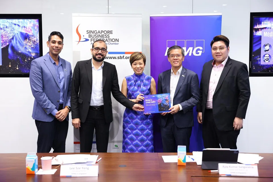 BANTU PENIAGA: Persekutuan Perniagaan Singapura (SBF) dan KPMG Singapura mengemukakan beberapa cadangan pada 8 Januari untuk Belanjawan 2024 bagi membantu perniagaan mengekalkan daya tahan, terus berkembang dan menjalani transformasi. (Dari kiri) Ketua Pegawai Dasar SBF, Encik Musa Fazal; rakan kongsi dan Ketua Cukai KPMG, Encik Ajay Kumar Sanganeria; rakan pengurusan KPMG, Cik Lee Sze Yeng; Ketua Pegawai Eksekutif (CEO) SBF, Encik Kok Ping Soon; dan rakan kongsi KPMG, Encik Yong Jiahao.