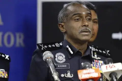 Ketua Polis Johor, Datuk M Kumar, memaklumkan kejayaan Polis Johor menumpaskan sindiket penipuan seks dan pemerasan dalam talian di Johor pada 14 Julai.