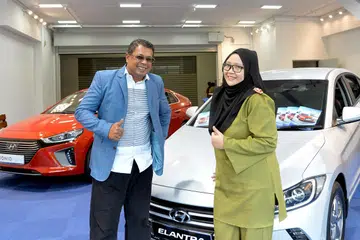 SAMBUTAN BAIK: Encik Ismail bersama Ketua Pegawai Eksekutif (CEO) syarikat Doktor Kereta, Cik Aisyah Amirah Abdul Rahman, di bilik pameran kereta baru jenama Hyundai kendalian Doktor Kereta di Gambas Crescent. - Foto M.O. SALLEH