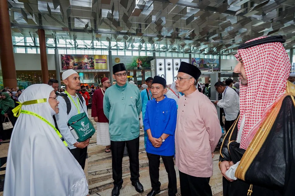 HANTAR JEMAAH: Menteri Bertanggungjawab bagi Ehwal Masyarakat Islam, Encik Masagos Zulkifli Masagos Mohamad (dua dari kanan) bersama Ketua Eksekutif Majlis Ugama Islam Singapura (Muis) Encik Kadir Maideen (tiga dari kiri), Presiden Muis, Encik Saat A. Rahman (tiga dari kanan) dan Duta Besar Arab Saudi ke Singapura, Encik Abdullah Mohammed A. AlMadhi (paling kanan) bertemu jemaah haji di Lapangan Terbang Changi pada Isnin.