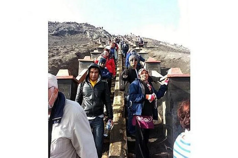 PENAT TAPI BERBALOI: Para pengunjung perlu meniti 250 anak tangga untuk sampai ke puncak kawah Bromo. - Foto MUSTAFFA YAAKUB