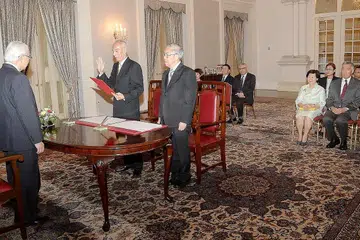 KHIDMAT MASIH DIPERLUKAN: Encik Po'ad Shaik Abu Bakar Mattar (mengangkat tangan) dilantik semula sebagai anggota Majlis Penasihat Presiden (CPA) bagi tempoh empat tahun dalam satu majlis semalam. - Foto JOHARI RAHMAT