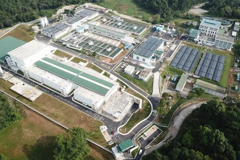 Siasatan awal yang dilakukan menunjukkan bahawa pekerja terhidu hidrogen sulfida – sejenis gas yang dihasilkan daripada minyak kotor, yang merupakan sisa daripada proses rawatan air. 