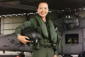 "Dapat menyertai RSAF nampak hebat tetapi anda juga perlu memikirkan cara mengatasi cabaran dan hari-hari sukar." - Mejar Lou Yang (gambar atas) satu-satunya juruterbang wanita bagi helikopter Sikorsky S-70B Seahawk Angkatan Udara Republik Singapura (RSAF). - Foto MINDEF
