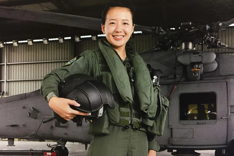 "Dapat menyertai RSAF nampak hebat tetapi anda juga perlu memikirkan cara mengatasi cabaran dan hari-hari sukar." - Mejar Lou Yang (gambar atas) satu-satunya juruterbang wanita bagi helikopter Sikorsky S-70B Seahawk Angkatan Udara Republik Singapura (RSAF). - Foto MINDEF