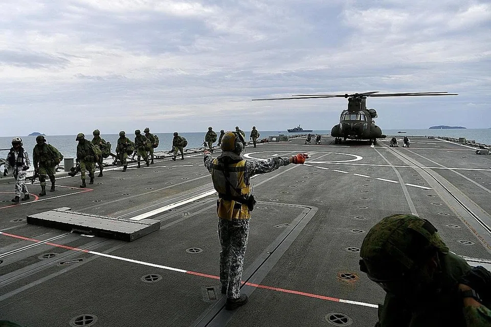 LATIHAN BERSEPADU: Anggota Batalion Ketiga, Guards Singapura mendarat di kapal induk RSS Endurance daripada helikopter Chinook CH-47F semasa latihan Wallaby di Shoalwater Bay, Queensland, Australia semalam. - Foto BH oleh DESMOND FOO