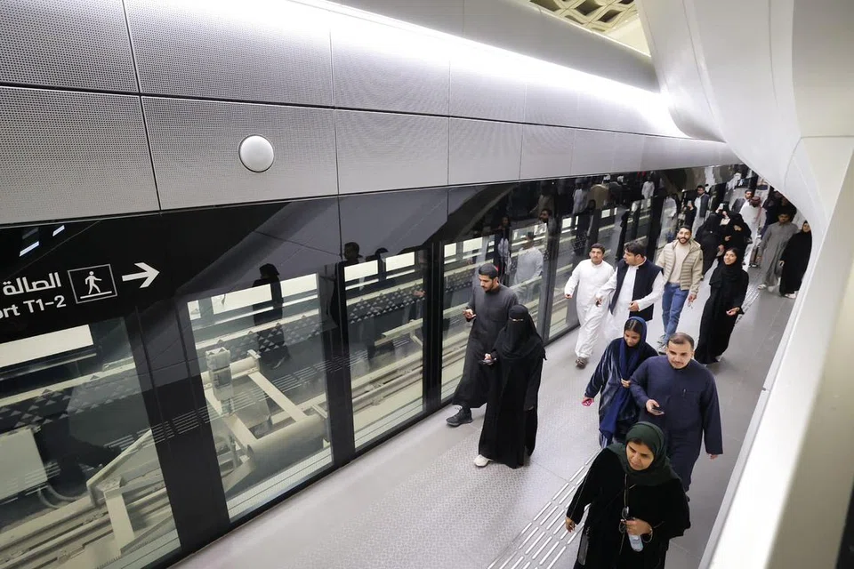 Kebanyakan pintu platform di seluruh rangkaian Riyadh Metro dibekalkan oleh syarikat Singapura, ST Engineering.