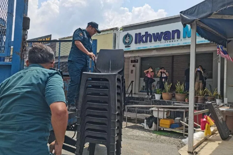 Penguat kuasa Majlis Bandaraya Seremban (MBS) di Negeri Sembilan, mengangkut peralatan perniagaan di premis milik Global Ikhwan Service and Business Holdings (GISBH) di Seremban 2, Negeri Sembilan, pada 24 September. 