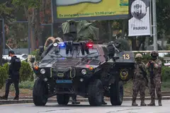 TUMPASKAN SERANGAN: Para anggota Pasukan Polis Khas Turkey mengepung kawasan sekitar Kementerian Dalam Negeri menyusuli serangan bom di Ankara pada Ahad. 