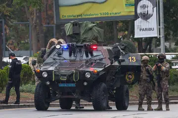 TUMPASKAN SERANGAN: Para anggota Pasukan Polis Khas Turkey mengepung kawasan sekitar Kementerian Dalam Negeri menyusuli serangan bom di Ankara pada Ahad. 