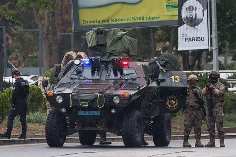 TUMPASKAN SERANGAN: Para anggota Pasukan Polis Khas Turkey mengepung kawasan sekitar Kementerian Dalam Negeri menyusuli serangan bom di Ankara pada Ahad. 