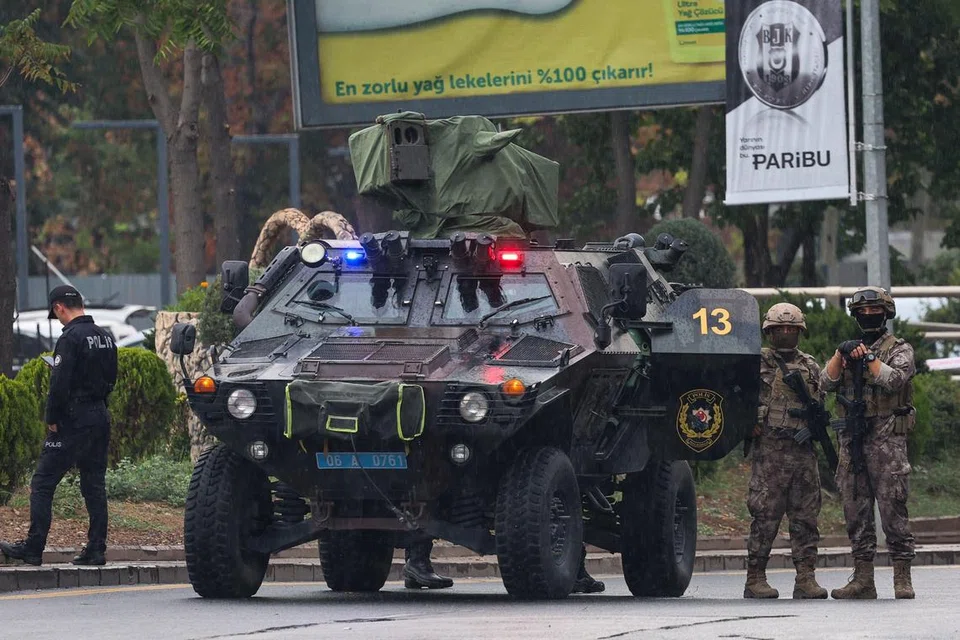 TUMPASKAN SERANGAN: Para anggota Pasukan Polis Khas Turkey mengepung kawasan sekitar Kementerian Dalam Negeri menyusuli serangan bom di Ankara pada Ahad. 
