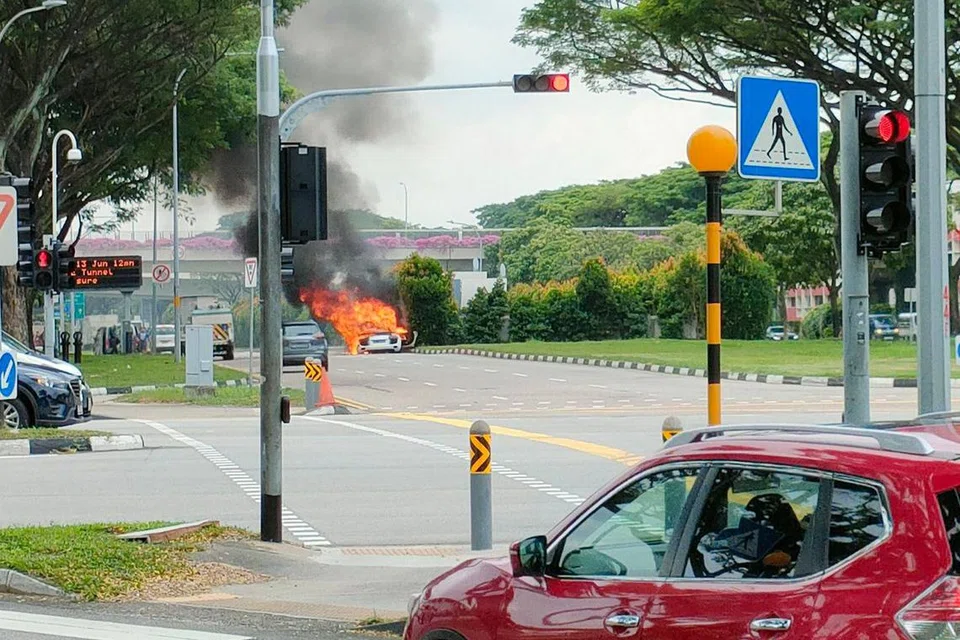 KERETA TERBAKAR: Pasukan Pertahanan Awam Singapura (SCDF) telah dimaklumkan tentang kebakaran di Airport Road pada Rabu.