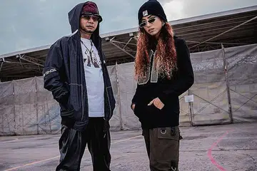GABUNGAN DUA GENERASI: Dalam menghasilkan lagu 'Fatalis', bintang rap muda, Qis Maraj (kanan) banyak terima tunjuk ajar dalam pemilihan tajuk dan penulisan lirik daripada 2Kangkata. - Foto BH oleh NUR DIYANA TAHA