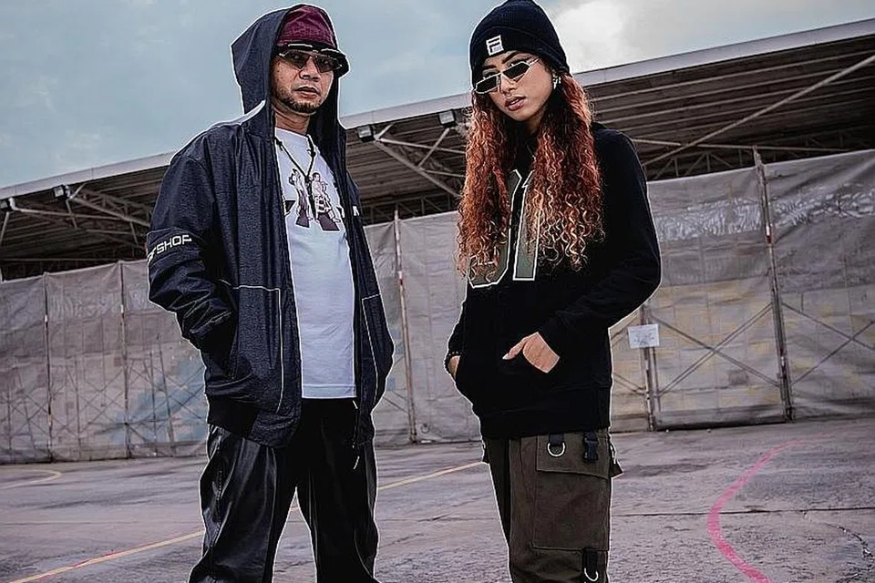 GABUNGAN DUA GENERASI: Dalam menghasilkan lagu 'Fatalis', bintang rap muda, Qis Maraj (kanan) banyak terima tunjuk ajar dalam pemilihan tajuk dan penulisan lirik daripada 2Kangkata. - Foto BH oleh NUR DIYANA TAHA