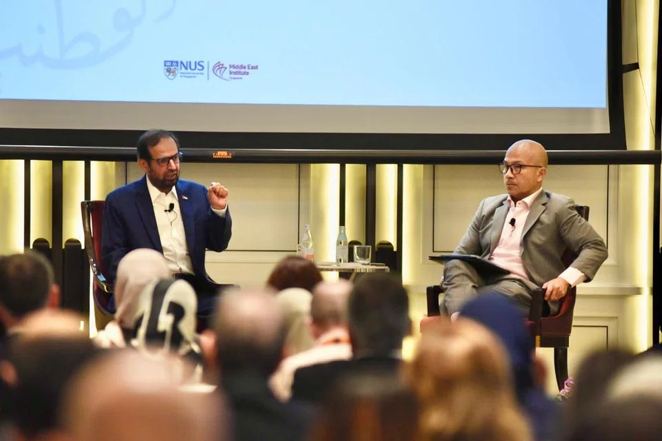 Pengerusi Hedayah, Dr Ali Rashid Al Nuaimi (kiri), berada di Singapura sebagai penceramah undangan sesi kuliah, S R Nathan Distinguished Lecture, anjuran Institut Timur Tengah Universiti Nasional Singapura (NUS) pada 7 November. Bersama beliau ialah moderator sesi, Pengerusi Institut Timur Tengah NUS, Profesor Joseph Liow.