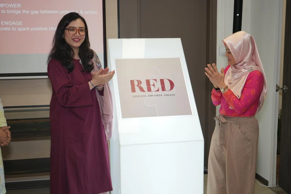 RUANG KHAS UNTUK WANITA: Presiden PPIS, Cik Hazlina Abdul Halim (kiri), dan Setiausaha Parlimen Kanan (Kesihatan merangkap Undang-Undang), Cik Rahayu Mahzam, melancarkan ruang khas untuk wanita kendalian PPIS yang dipanggil RED Space. 