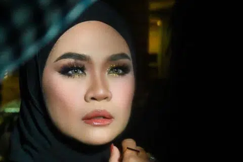 RUPA DIKECAM: Penyanyi Liza Hanim (kiri) dikatakan tidak begitu menonjol disebabkan rupanya yang tidak secantik artis lain walaupun mempunyai bakat yang besar. 