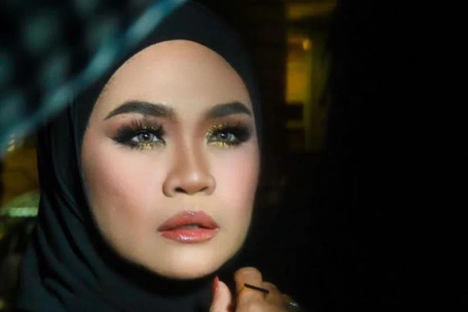 RUPA DIKECAM: Penyanyi Liza Hanim (kiri) dikatakan tidak begitu menonjol disebabkan rupanya yang tidak secantik artis lain walaupun mempunyai bakat yang besar. 