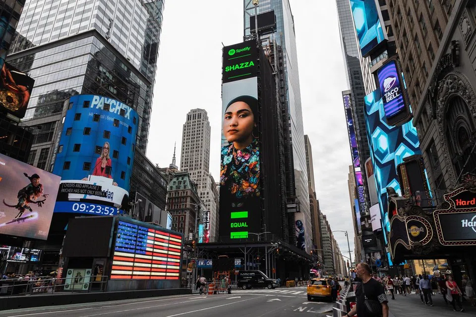 BUAT PENAMPILAN: Penyanyi dan penulis muzik Shazza muncul di papan iklan Times Square sempena kempen Equal oleh Spotify.