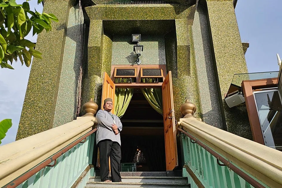 PELBAGAI USAHA: Selain membantu pengumpulan dana, Encik Muhammad Alwardi Yacob juga berusaha melaksanakan penyelidikan tentang sejarah Masjid Haji Muhammad Salleh@Makam Habib Noh serta menghimpunkan semua maklumat untuk mewujudkan sebuah arkib bagi memelihara sejarah tentang makam dan membaik pulih masjid.