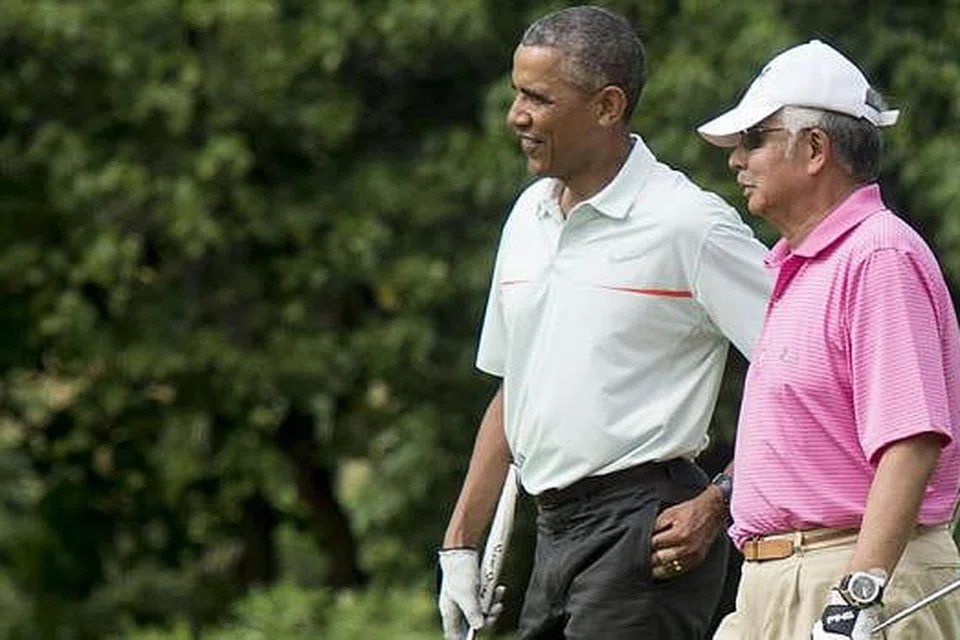 VIRAL DI MEDIA SOSIAL: Walau Datuk Seri Najib (kanan) sempat bermain golf bersama Presiden Barack Obama semasa bercuti di Hawaii, beliau tetap ambil tahu mengenai bencana banjir di negaranya dengan menerima laporan maklumat terkini mengenai bencana tersebut oleh Majlis Keselamatan Negara. - Foto AFP