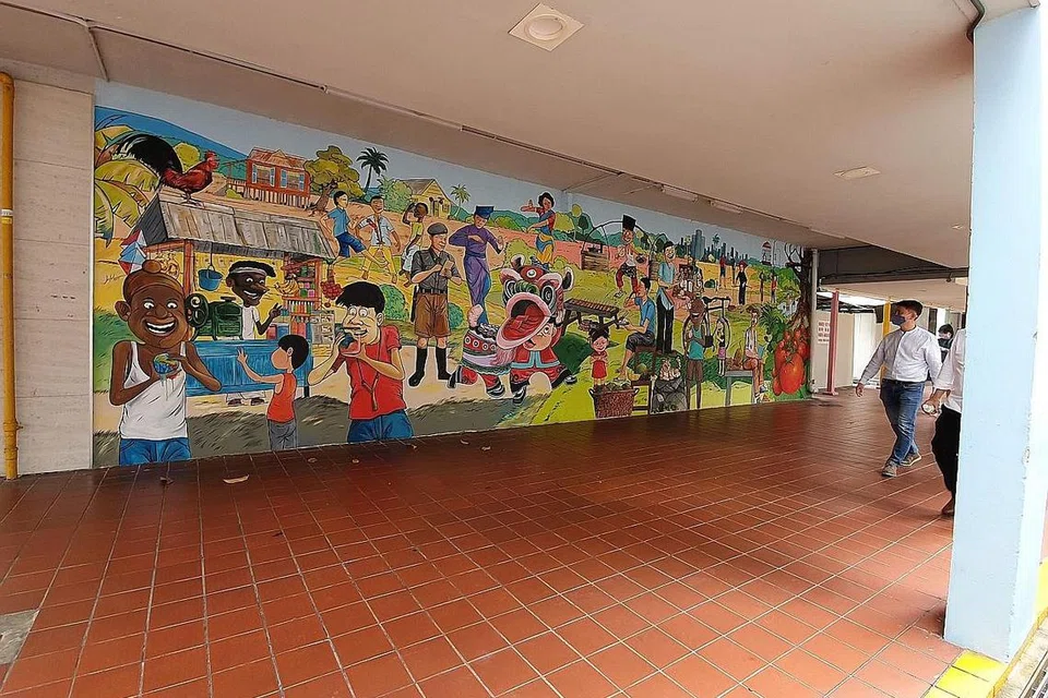 TEROKA KAWASAN KEJIRANAN: Dalam siri lawatan yang baru dilancarkan itu, para peserta antara lain berpeluang meneroka dinding mural di Ang Mo Kio. - Foto FMAS