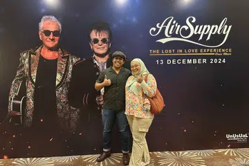 Encik Nur Azman Suleman (kiri) bersama isteri, Cik Nur Diana Arasid, ketika menyaksikan konsert Air Supply pada 13 Disember. 