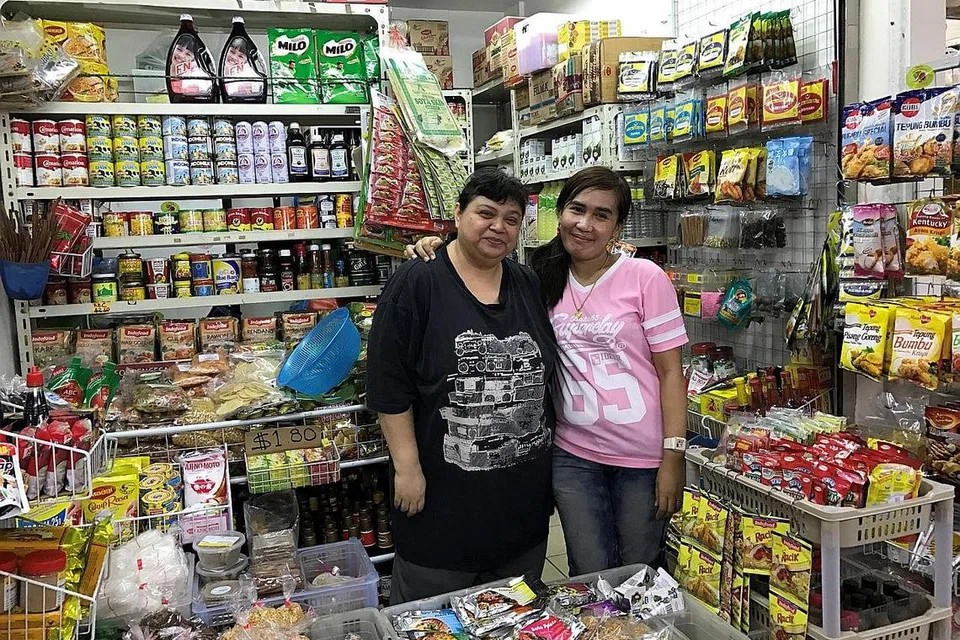 RUANG LEBIH LUAS: Menurut Cik Tina Mohd Noor (kiri), ruang untuk berjalan di pasar basah Geylang Serai semakin luas dan ini memudahkan pelanggan bergerak dari satu gerai ke gerai yang lain. Bergambar bersamanya ialah Cik Ayu Kasil, seorang lagi pengendali gerai.