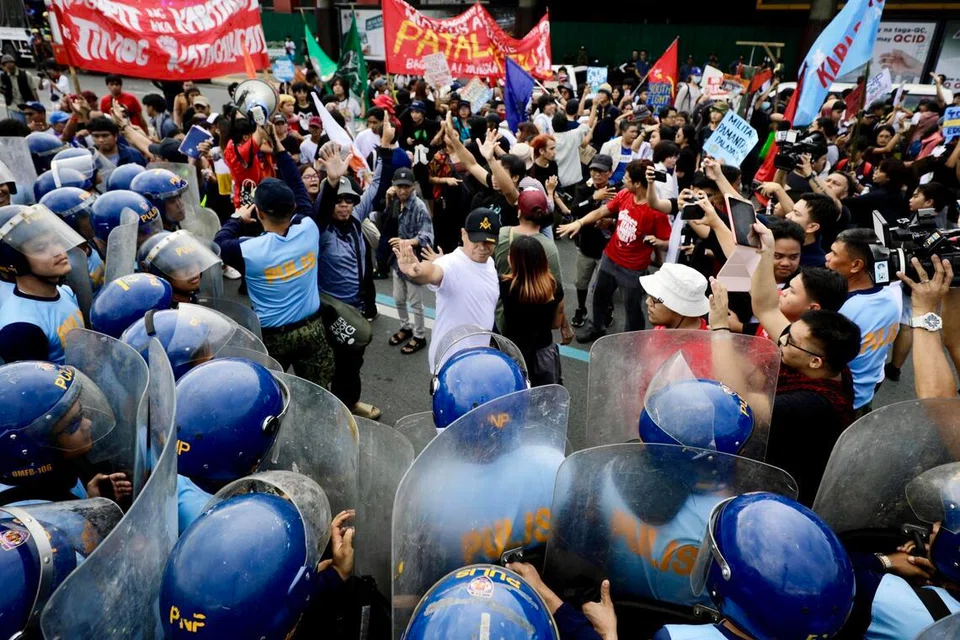 Anggota polis antirusuhan menghalang kumpulan penunjuk perasaan yang berhimpun di jalan menuju ke bangunan Kongres Filipina di Quezon City, Metro Manila, pada 27 Julai. Demonstrasi diadakan serentak dengan Ucapan Negara (Sona) Presiden Ferdinand Marcos Jr, dengan peserta menggesa pembaharuan dalam aspek hak asasi manusia, tadbir urus dan politik negara itu.