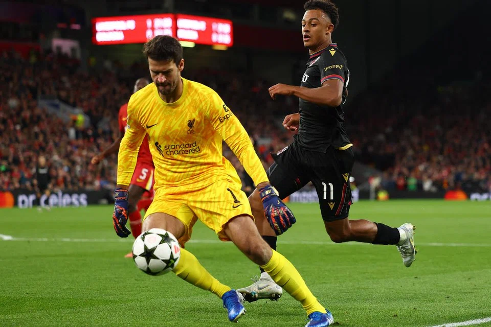 Penjaga gawang Liverpool, Alisson Becker (jersi kuning), dijangka tidak diturunkan bertemu Chelsea. 