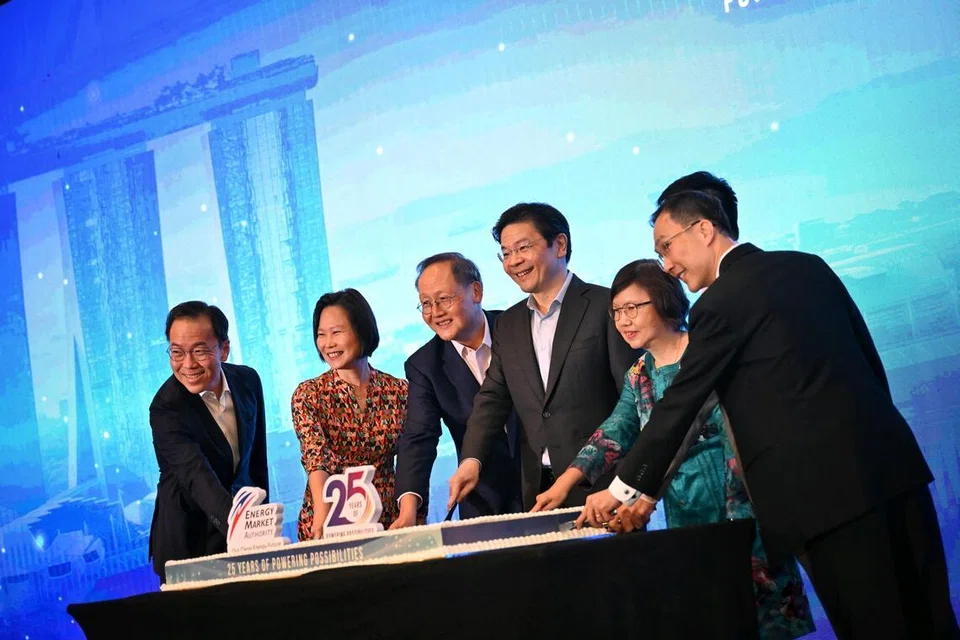 Pada 19 Mei, Perdana Menteri Encik Lawrence Wong (tiga dari kanan) berkata Singapura akan  menjalankan semakan pada 2027 mengenai kemampuannya membuat keputusan mengenai tenaga nuklear. Beliau berkata demikian semasa sambutan ulang tahun ke-25 majlis makan malam Penguasa Pasaran Tenaga (EMA).