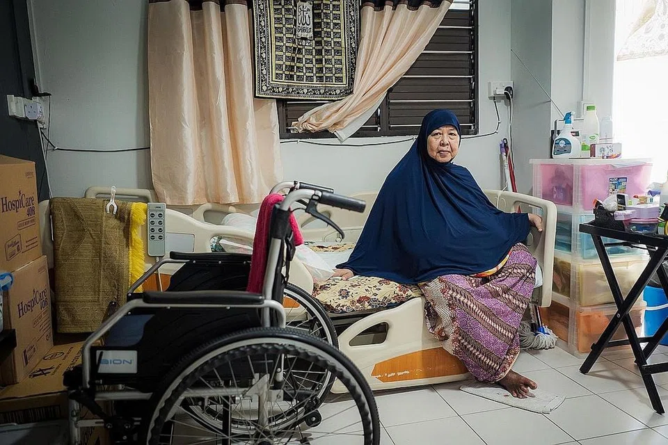 SENTIASA BERSYUKUR: Setelah kakinya dipotong, Cik Rose Enjong kini dijaga oleh cucu lelakinya sudah lebih 13 tahun. - Foto MUIS