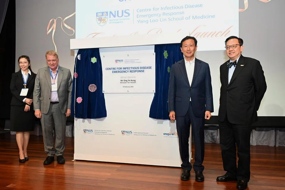 (Dari kiri) Timbalan Pengarah, Pusat Tindak Balas Kecemasan Penyakit Berjangkit (Cider) NUS, Dr Louisa Sun; Pengarah Cider, Profesor Dale Fisher; Menteri Kesihatan, Encik Ong Ye Kung; dan Dekan Sekolah Perubatan Yong Loo Lin Universiti Nasional Singapura (NUS), Profesor Chong Yap Seng, semasa pelancaran Pusat Cider pada 10 Februari.