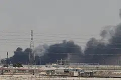 LOJI MINYAK ARAMCO: (Gambar atas ) Asap tebal kelihatan di lokasi serangan loji minyak milik Aramco di Abqaiq. - Foto Reuters