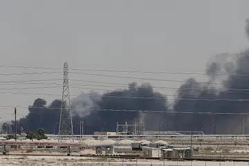 LOJI MINYAK ARAMCO: (Gambar atas ) Asap tebal kelihatan di lokasi serangan loji minyak milik Aramco di Abqaiq. - Foto Reuters