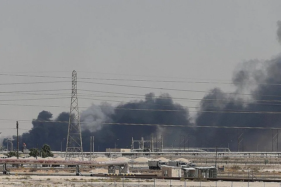 LOJI MINYAK ARAMCO: (Gambar atas ) Asap tebal kelihatan di lokasi serangan loji minyak milik Aramco di Abqaiq. - Foto Reuters