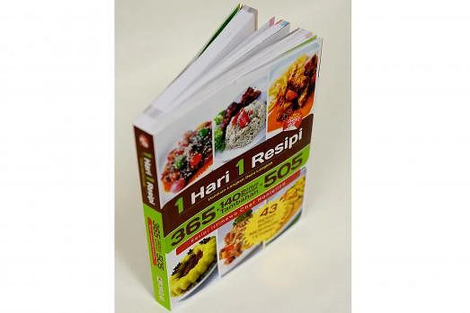 PELBAGAI RESIPI MENARIK: Buku terbaru Cef Hanieliza, '1 Hari 1 Resipi 365+140 Bonus Resipi Tambahan' (atas) akan dijual pada haerga $19.90 berbanding harga biasa, $24.90 termasuk GST. - Foto NOVUM SINGAPORE